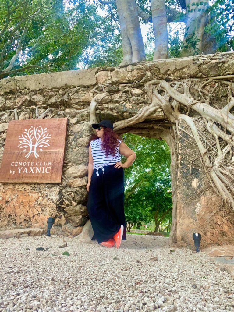 La entrada mística al Cenote Club